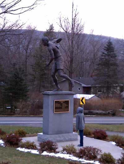 Statue of Olympian Jim Thorpe throwing a discus
