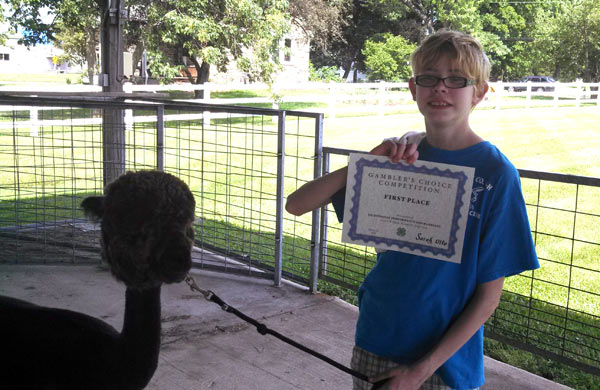 Ashar and Gia with their certificate at a 4-H alpaca agility show