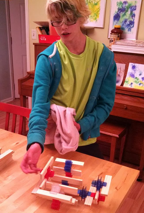 Ashar explains how she made a BionicBlox Brackitz 3-D airplane